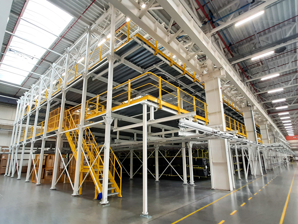 Almacenaje en varios niveles en una planta industrial en Polonia