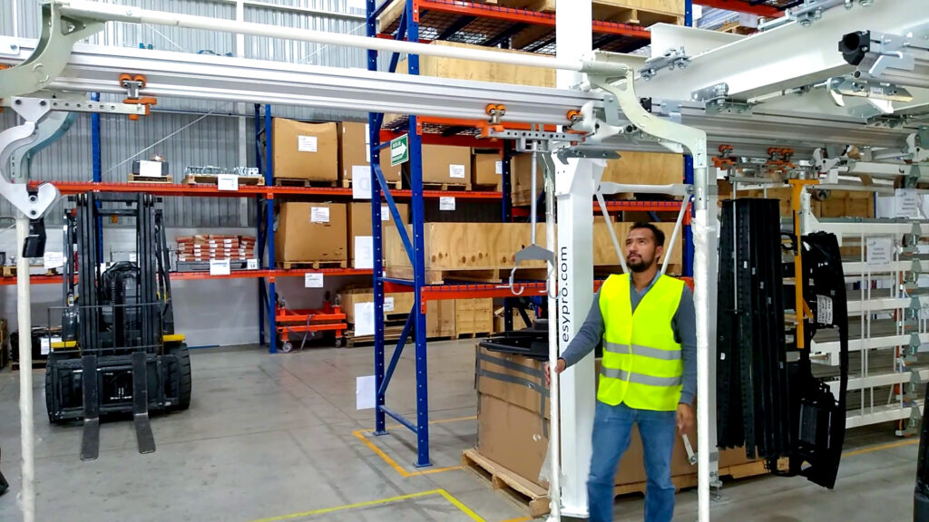 Jesús Gallegos supervising quality testing of an Almaflex system at Esypro Mexico facilities.