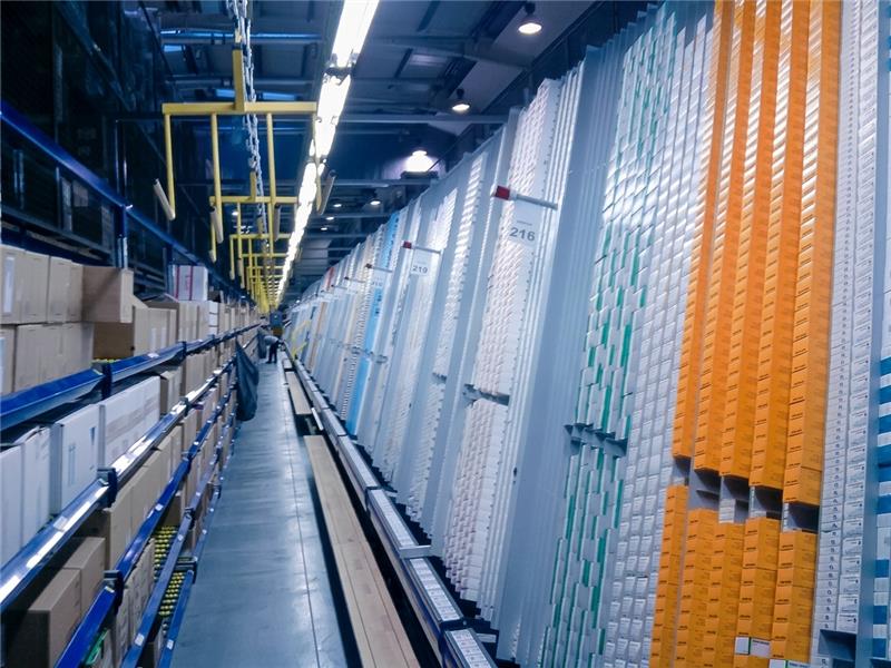 Example of an empty boxes overhead conveyor