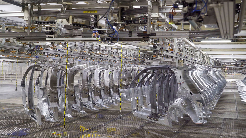 Overhead conveyor for automotive parts with intralogistics buffer