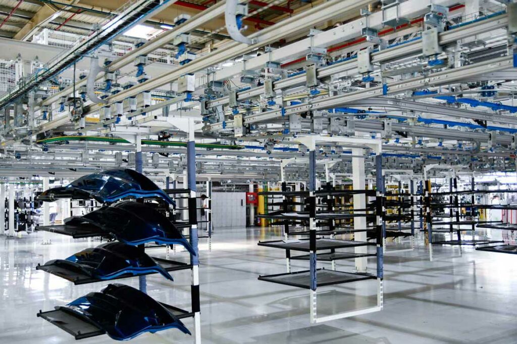 Transportador aéreo automático integrado en una línea de producción